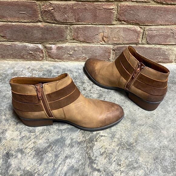 Clarks Collection Distressed Tan Leather Ankle Bootie Size 8 - Picture 6 of 9
